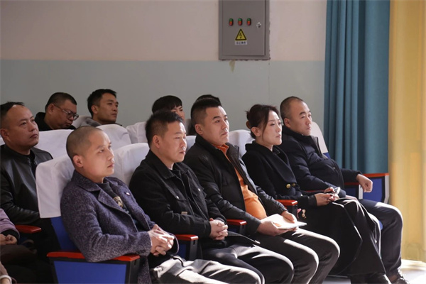 双向奔赴 同心同行 ——初中部2024—2025学年第一学期初一初二年级期中家长会