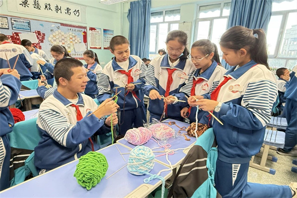 织出温暖  围住幸福 ---初二年级劳动实践活动