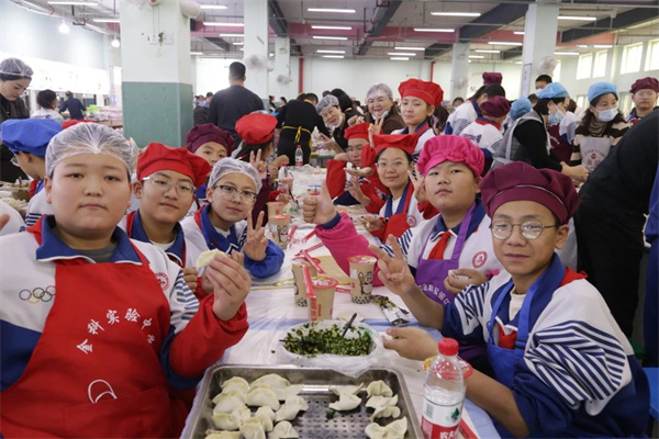 萌饺闹冬至 校园趣时光——金科实验中学冬至包饺子活动